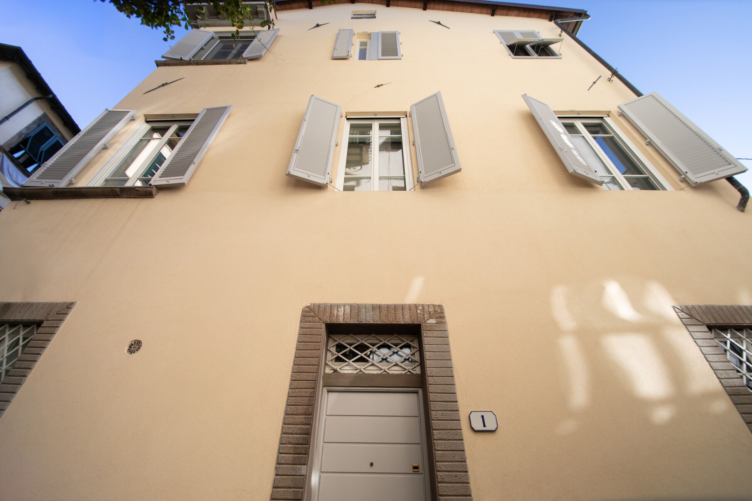 تفاصيل الفندق من الخارج