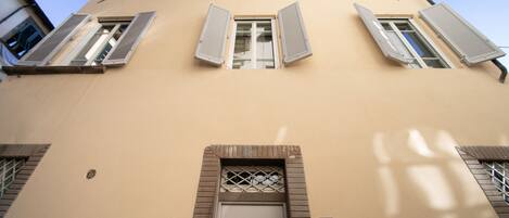 تفاصيل الفندق من الخارج