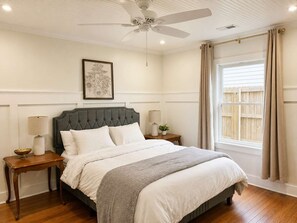 2 Schlafzimmer, Schreibtisch, Bügeleisen/Bügelbrett, Reisekinderbett