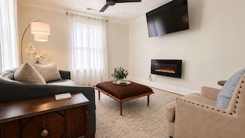 Televisión, chimenea, estéreo y oficina
