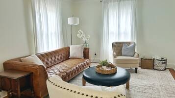 Télévision, cheminée, chaîne hi-fi, espaces bureaux