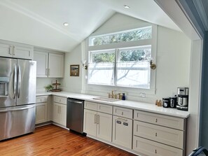 Frigorífico, microondas, horno y placa de cocina