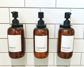 Regadera, secadora de cabello, toallas, shampoo 
