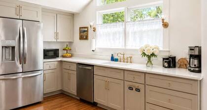 Durham Charm: 2BR Bungalow near Duke & Downtown