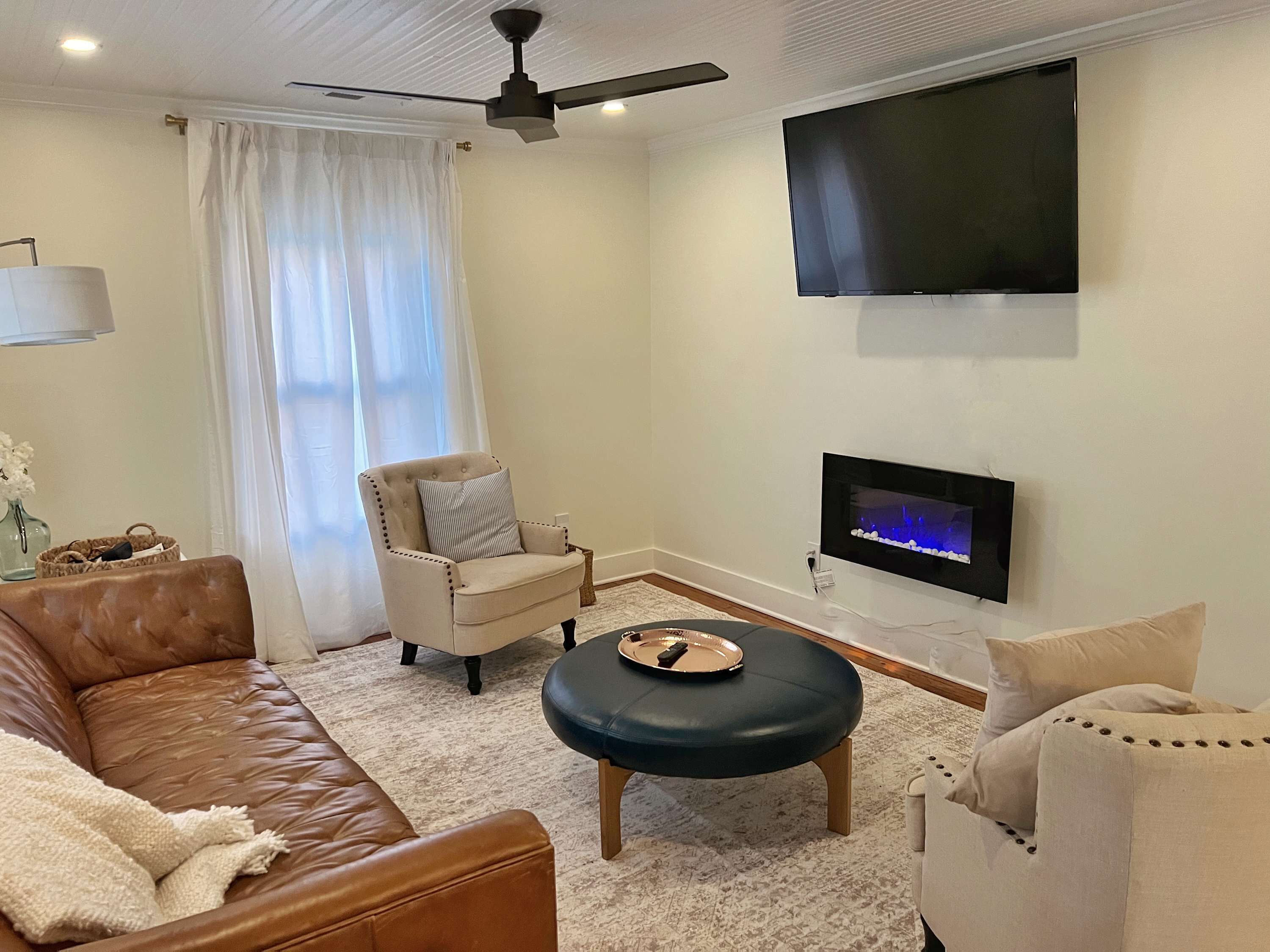 Télévision, cheminée, chaîne hi-fi, espaces bureaux