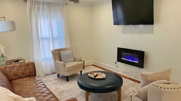 Télévision, cheminée, chaîne hi-fi, espaces bureaux