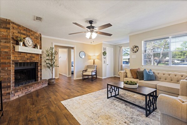 Smart-tv, eldstad och böcker