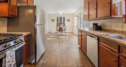 Charming 3-bedroom house with AC and WiFi in welcoming Bryan