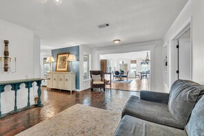 Smart TV, foosball, table tennis, books - Lakeside Adventure Retreat w/ Heated Pool, Fishing Dock, Game Room & Optional 1 hr Boat Cruise* (Winter Haven)