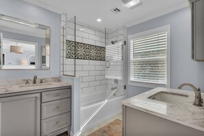 Shower, hair dryer, towels, shampoo - Lakeside Adventure Retreat | Heated Pool, Game Room & Private Dock | Optional Boat Cruise (Winter Haven)