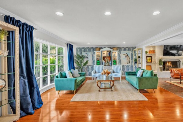 Interior - Lakeside Adventure Retreat w/ Heated Pool, Fishing Dock, Game Room & Optional 1 hr Boat Cruise* (Winter Haven)