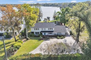 Exterior - Lakeside Adventure Retreat w/ Heated Pool, Fishing Dock, Game Room & Optional 1 hr Boat Cruise* (Winter Haven)