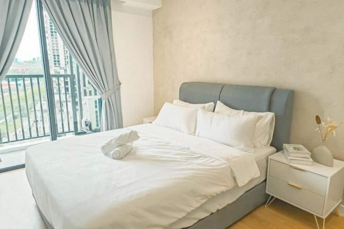 Tabla de planchar con plancha, wifi gratis y ropa de cama