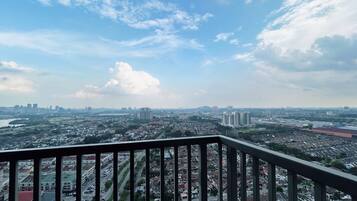 Deluxe Apartment, 1 Bedroom | Ruang tamu | 40 inci televisyen skrin rata dengan kabel