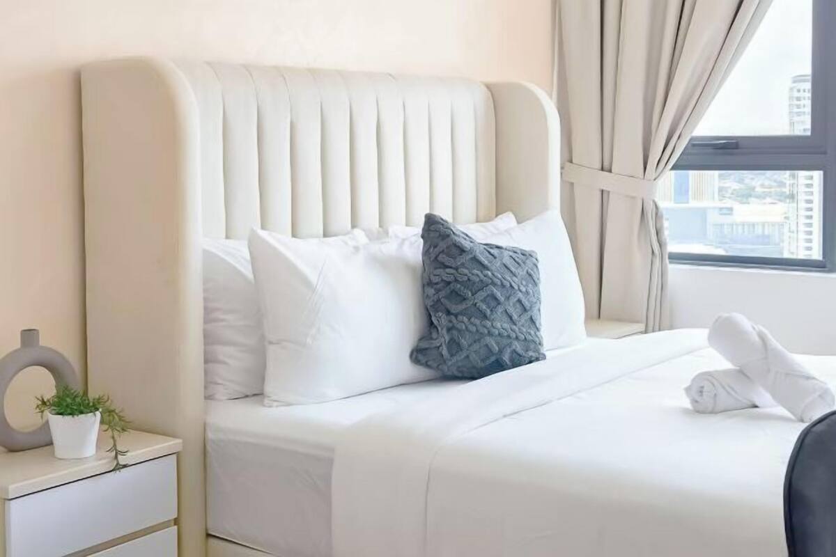 Tabla de planchar con plancha, wifi gratis y ropa de cama