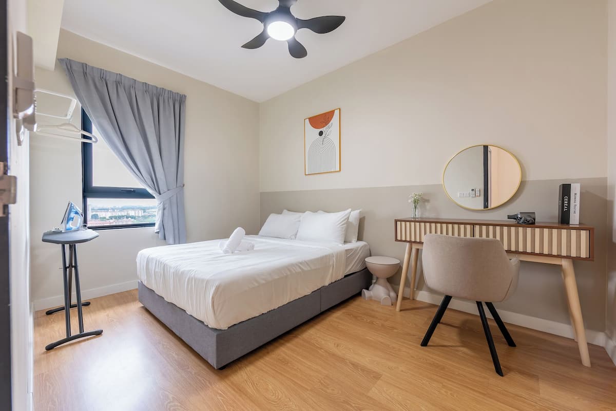 Tabla de planchar con plancha, wifi gratis y ropa de cama