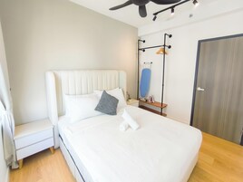 Tabla de planchar con plancha, wifi gratis y ropa de cama 