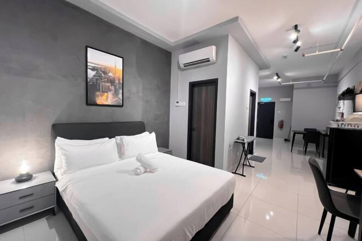 Tabla de planchar con plancha, wifi gratis y ropa de cama