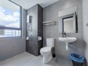 Douche, sèche-cheveux, serviettes fournies, shampoing