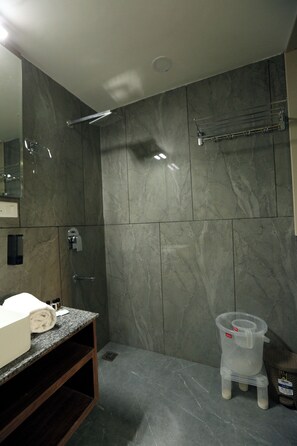 Shower, free toiletries, hair dryer, slippers - HOTEL GC GRAND INN (Amritsar)
