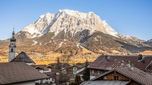Une montagne avec une église et des immeubles d’habitation au premier plan.