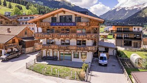 Un immeuble à plusieurs étages sur lequel on peut lire l’inscription « ALPS RESORTS ».