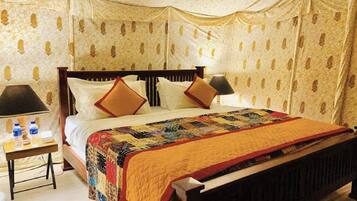 Tält Superior | 1 sovrum, värdeförvaringsskåp på rummet och skrivbord