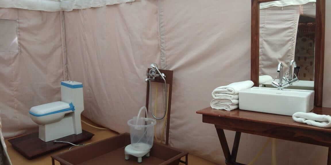 Un baño pequeño con inodoro, bidé, lavabo y espejo.