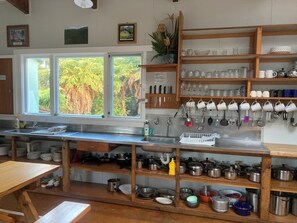 Een koelkast, een microgolfoven