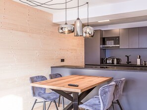 Kühlschrank, Mikrowelle, Ofen, Geschirrspüler