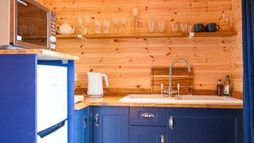 Kjøleskap, mikrobølgeovn og ismaskin