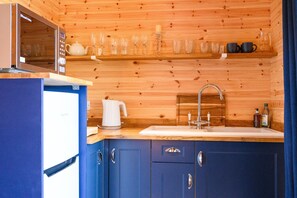 Refrigerador, microondas y máquina de hielo 