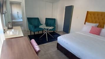 5 bedrooms, iron/ironing board, WiFi, bed sheets