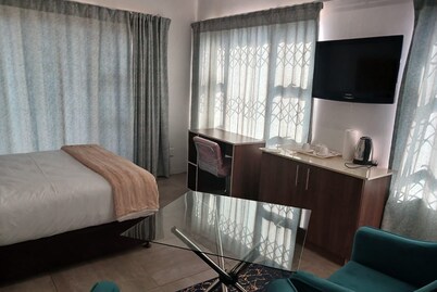 Spacious 5-bedroom bungalow in delightful Midrand with AC, WiFi