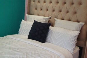 5 bedrooms, iron/ironing board, WiFi, bed sheets