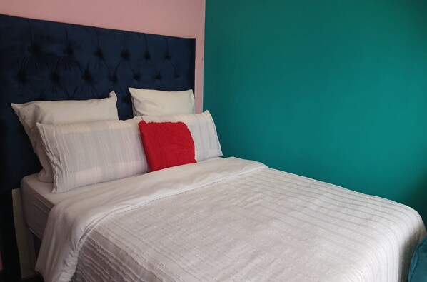 5 habitaciones, tabla de planchar con plancha, wifi y ropa de cama 