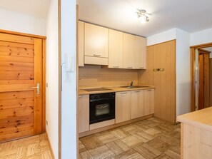 Fridge, oven, dishwasher, cookware/dishes/utensils