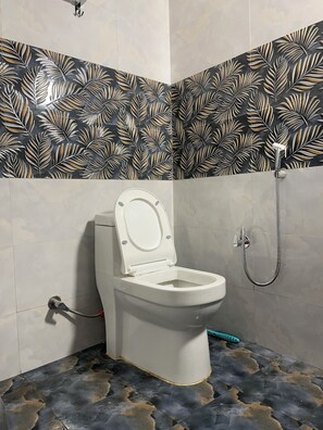 Premium Super Deluxe Riverside Room | Badeværelse | Bruser, gratis toiletartikler, hårtørrer, håndklæder