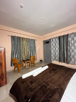 Premium Super Deluxe Riverside Room | Arbejdsområde til bærbare computere, gratis Wi-Fi