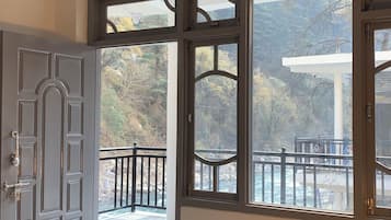Premium Central Super Deluxe Riverside Room | Desk, free WiFi