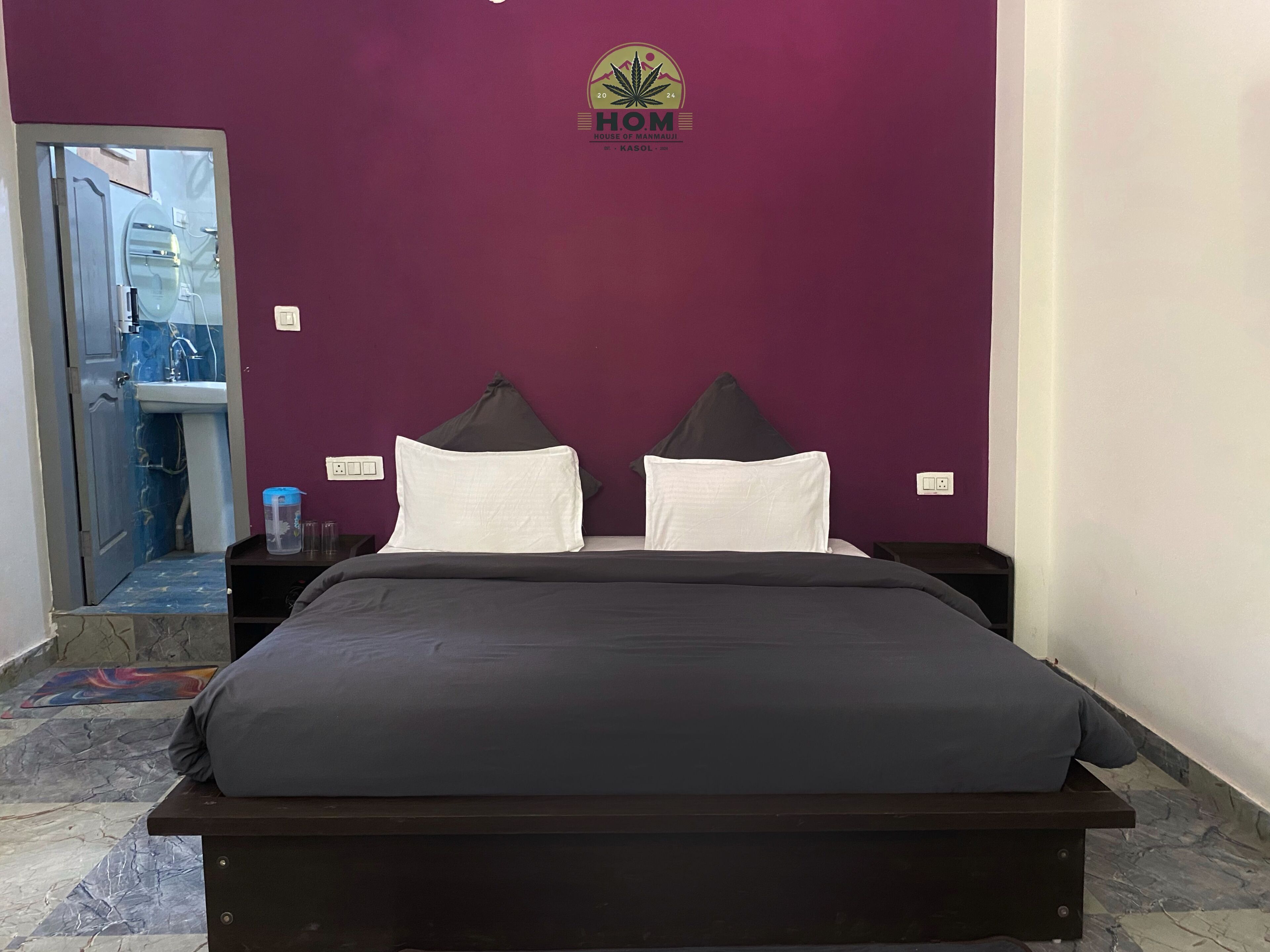 Espacio para trabajar con laptop y wifi gratis 