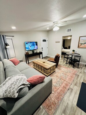 Smart TV - Chic 1-bedroom apartment in  Springtown, TX with AC, WiFi (Springtown)