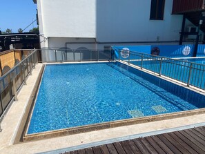 Hồ bơi ngoài trời phục vụ theo mùa, dù/ô trên bãi biển/hồ bơi 