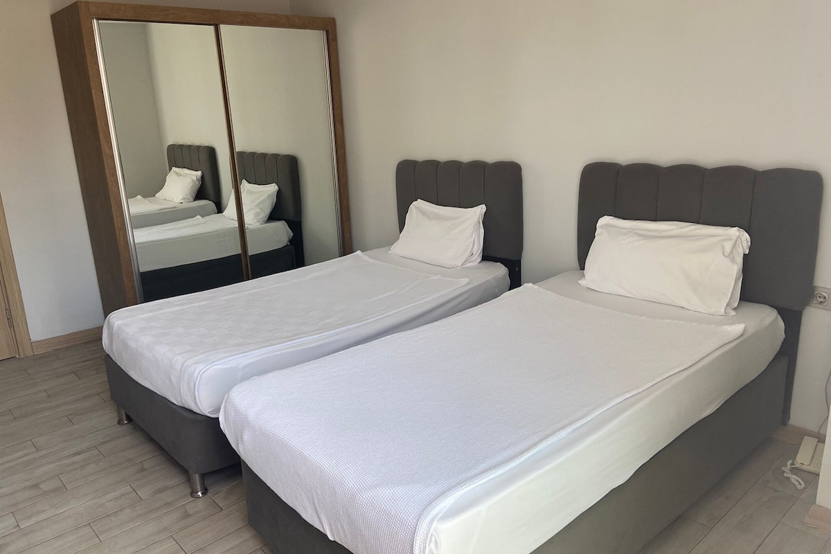 Standard Twin Room, Balcony, Courtyard View | Premium bedding, free minibar items, in-room safe, desk