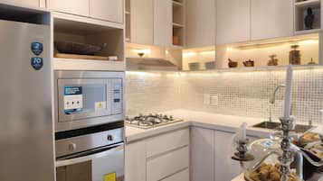 Kühlschrank, Mikrowelle, Ofen, Herdplatte