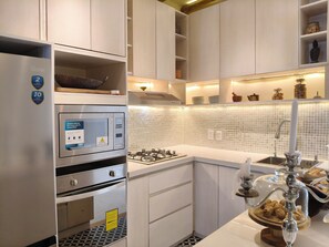 Kühlschrank, Mikrowelle, Ofen, Herdplatte