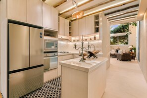 Frigorifero, microonde, forno, piano cottura