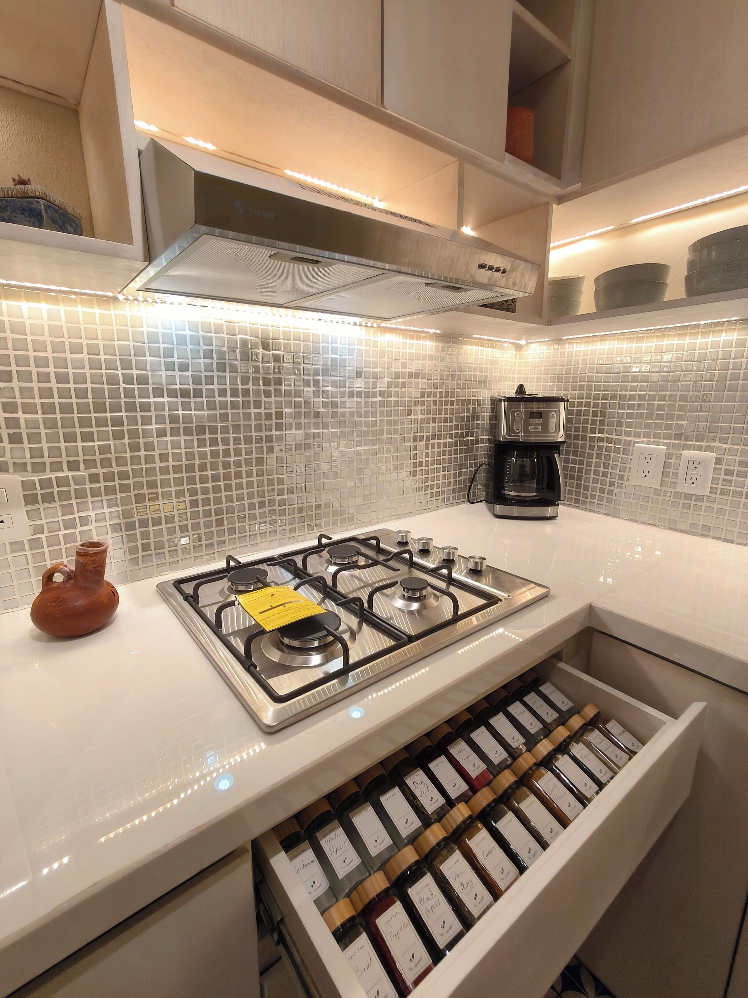 Réfrigérateur, micro-ondes, four, plaque de cuisson