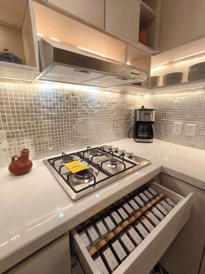 Kühlschrank, Mikrowelle, Ofen, Herdplatte