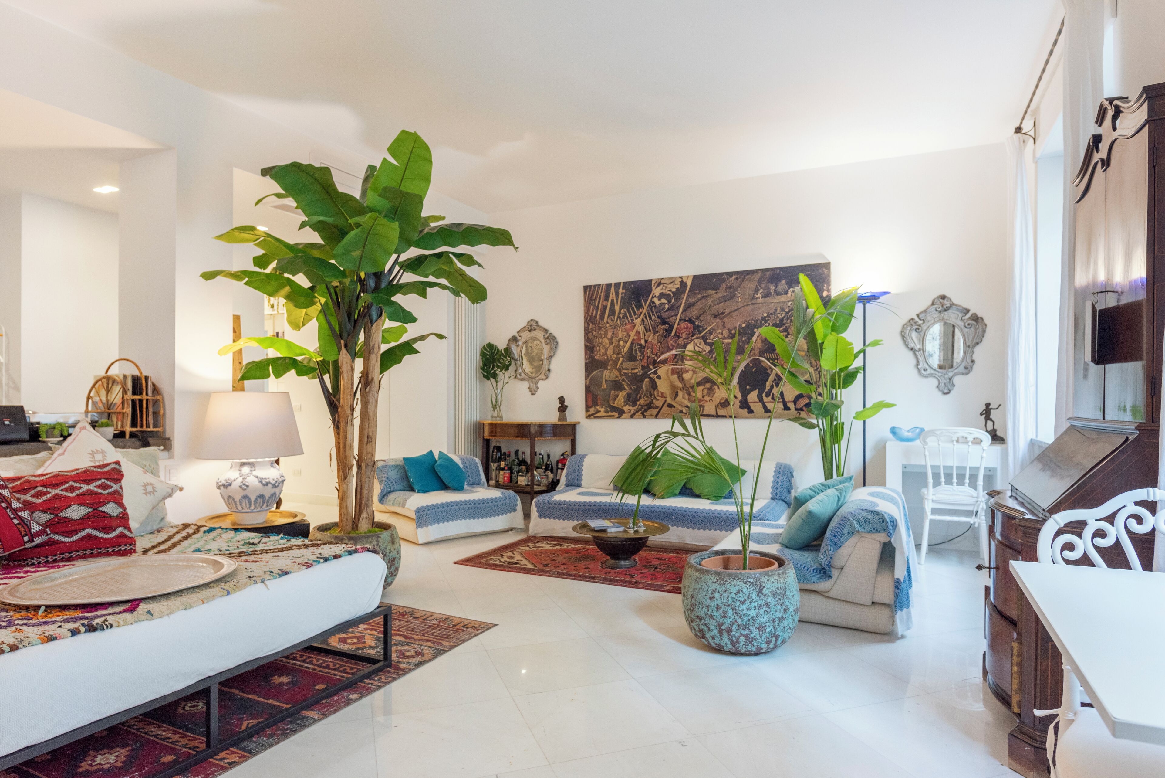 TV connectée, livres, médiathèque, chaîne hi-fi